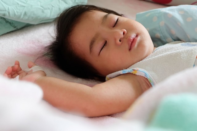 Triệu chứng khi trẻ 3 tuổi khó ngủ về đêm