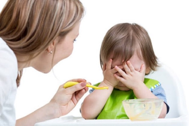 Trẻ vừa ăn vừa xem tivi dễ bị bệnh đường tiêu hóa