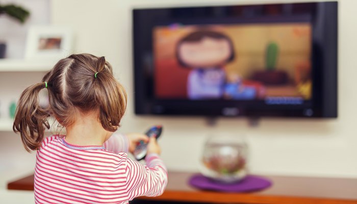 Trẻ vừa ăn vừa xem tivi ảnh hưởng đến hoạt động ngôn ngữ