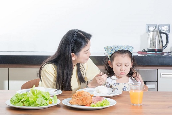 Không ít phụ huynh phải đau đầu tự hỏi “vì sao trẻ biếng ăn” 