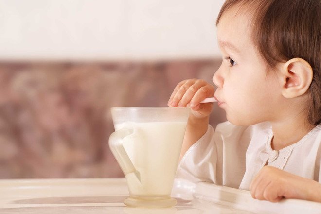 Trẻ 4 tuổi uống bao nhiêu sữa mỗi ngày thì chuẩn dinh dưỡng