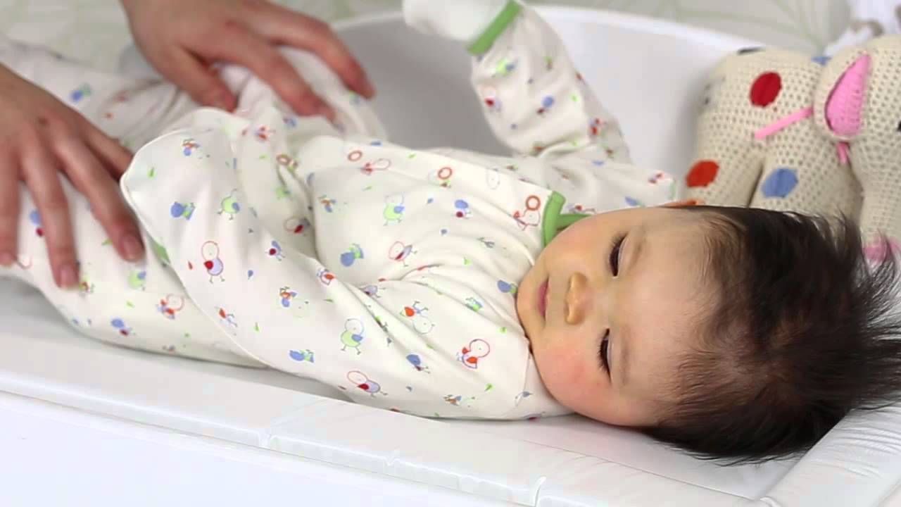 Tại sao trẻ sơ sinh hay đạp chân tay trong lúc ngủ?