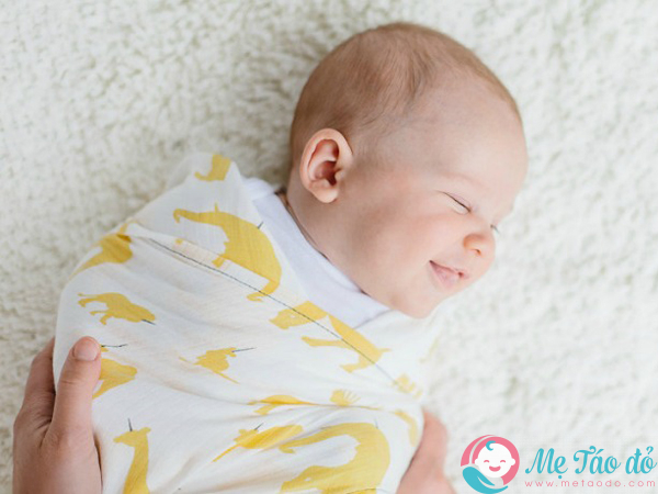 Quấn vải mỏng cho trẻ sơ sinh sẽ giúp bé ngủ ngon hơn