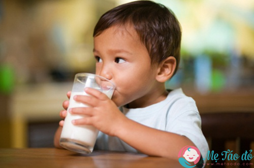 cho trẻ uống sữa đúng cách, uống sữa đúng cách