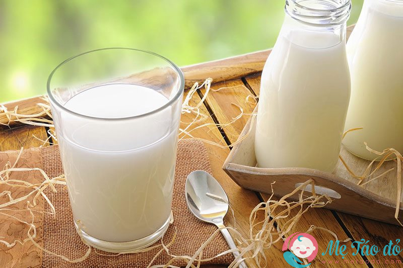 sữa bò được tách béo là nước uống giảm cân sau sinh 