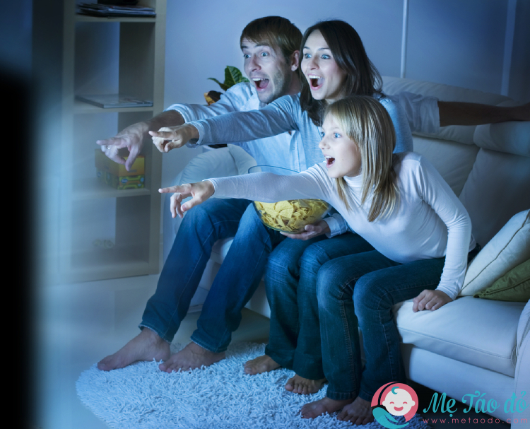 Cả gia đình xem phim cùng nhau