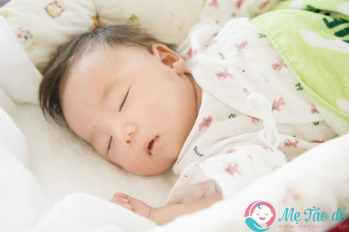 trẻ sơ sinh ngủ muộn có ảnh hưởng không