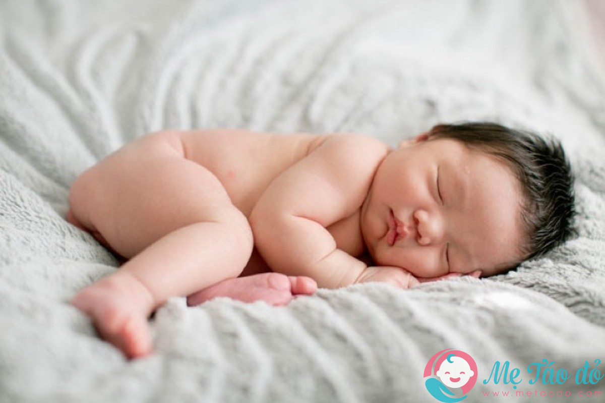 trẻ sơ sinh mới chào đời ngủ thế nào