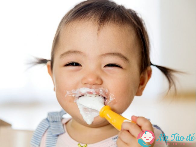 Liệu có nên cho trẻ ăn váng sữa không nhỉ?
