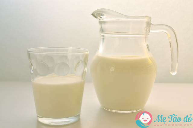 Trẻ bị táo bón nên uống sữa gì tốt?