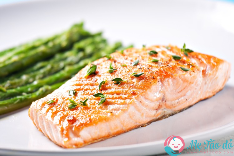 cá hồi là thực phẩm nên ăn trong tháng đầu mang thai