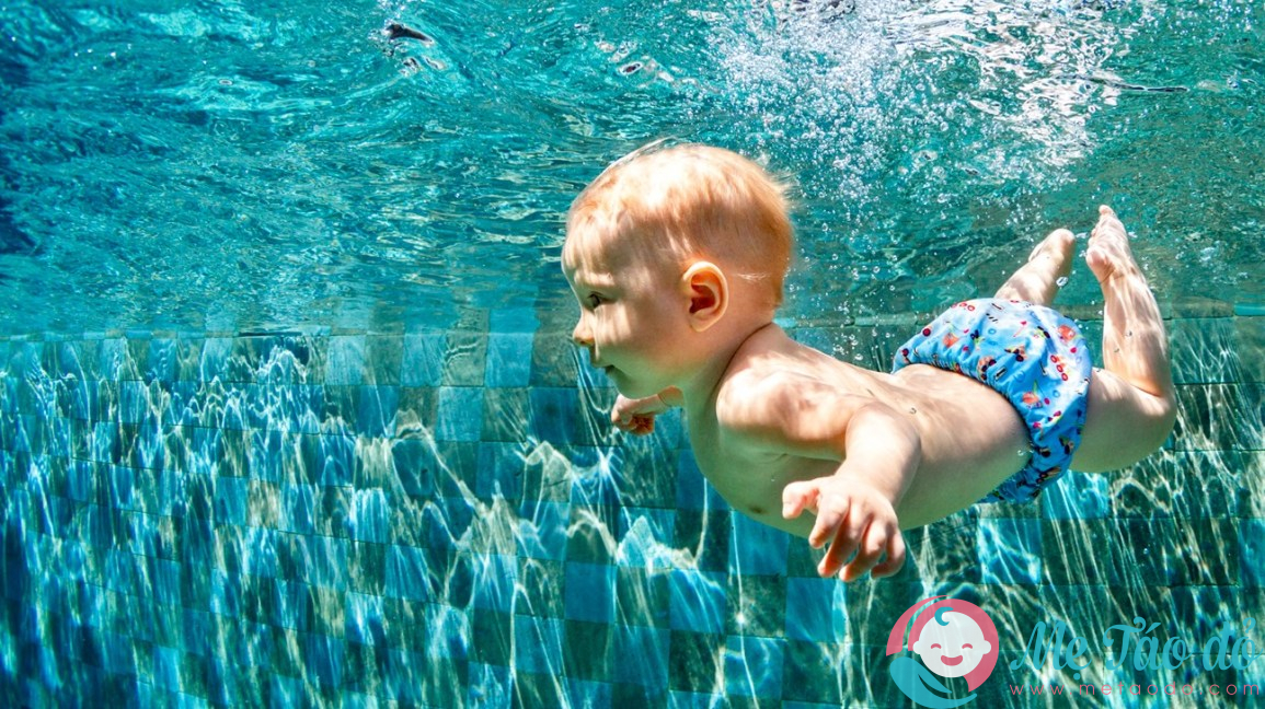 cho bé học bơi để phòng chống đuối nước